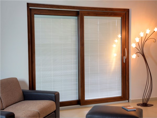 Porta finestra scorrevole in PVC effetto legno con veneziana integrata
