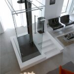 Scala e ambiente open space visti dall'alto con pavimento continuo chiaro