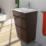 Mobile bagno a colonna in legno scuro con lavabo integrato e sanitari sospesi