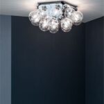 Plafoniera con sfere in vetro montata a soffitto su parete blu