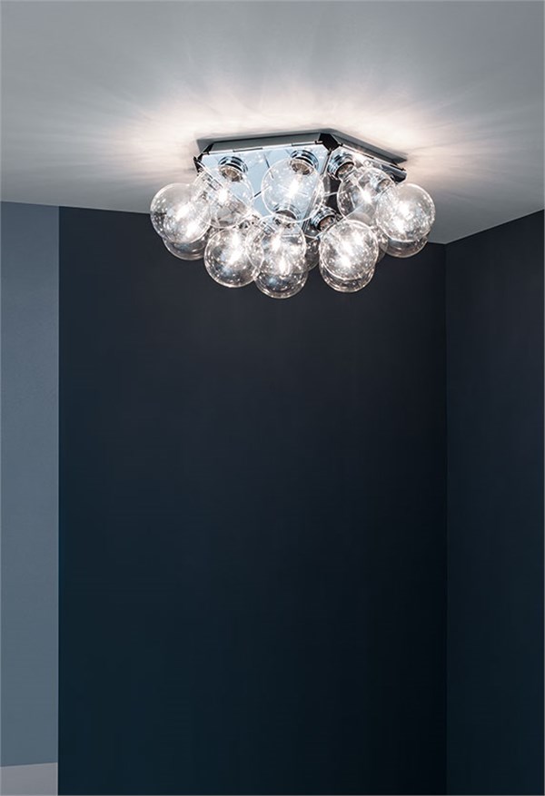 Plafoniera con sfere in vetro montata a soffitto su parete blu