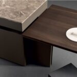 Tavolo con piano scorrevole integrato a un blocco cucina in legno scuro