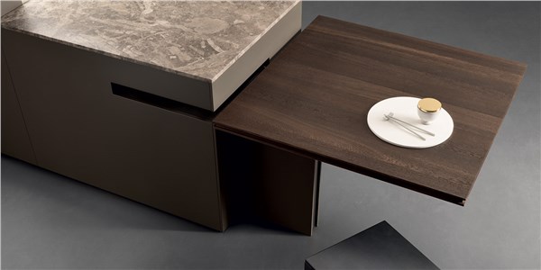 Tavolo con piano scorrevole integrato a un blocco cucina in legno scuro