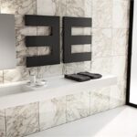 Termoarredo di design nero a forma geometrica su parete effetto marmo