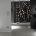 Ambiente in resina chiara e scura con rami decorativi e gradini