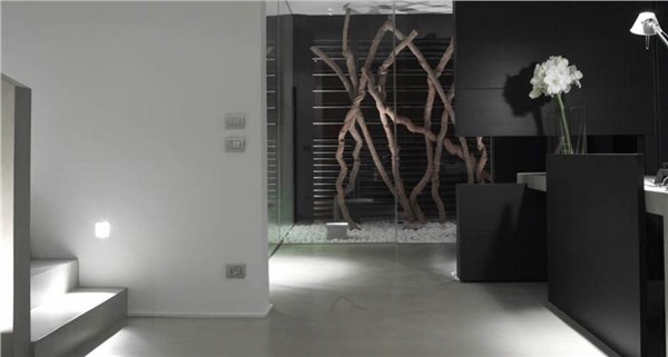 Ambiente in resina chiara e scura con rami decorativi e gradini
