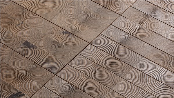 Pavimento in legno scuro con doghe decorate a incisioni circolari