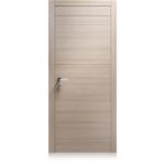 Porta per interni in laminato effetto legno chiaro con maniglia cromata