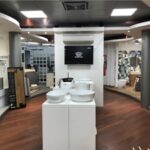 Interno dello showroom Tre P di Maglianella con espositori e area bagno