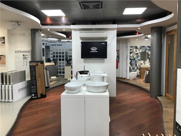 Interno dello showroom Tre P di Maglianella con espositori e area bagno