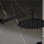 Soffione doccia nero a parete su rivestimento effetto marmo scuro