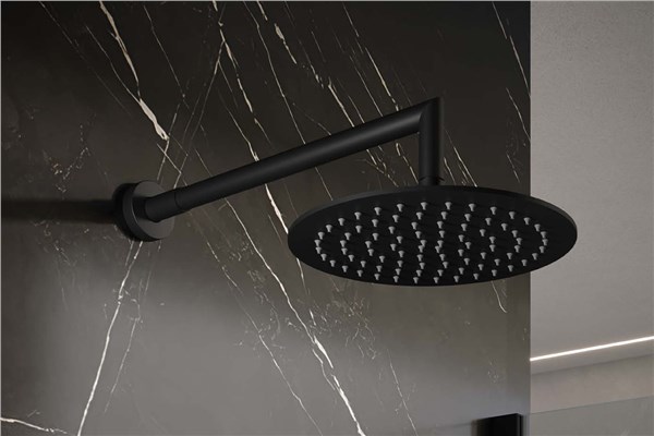 Soffione doccia nero a parete su rivestimento effetto marmo scuro