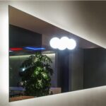 Specchio bagno rettangolare con illuminazione a LED perimetrale su parete chiara