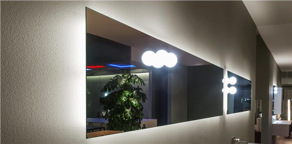 Specchio bagno rettangolare con illuminazione a LED perimetrale su parete chiara