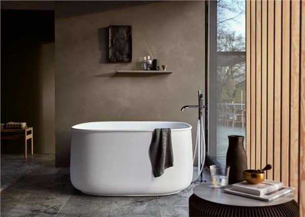 Vasca freestanding tonda bianca in un bagno con parete a doghe e vetrata