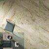 Due sedie in legno in stile moderno con cuscini blu e un tavolo in vetro su pavimento beige della linea Premiere di Ceramica Del Conca.