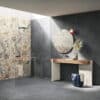 Bagno moderno con pavimento grigio Timeline di Del Conca, ampia doccia in vetro e lavabo minimalista in legno.