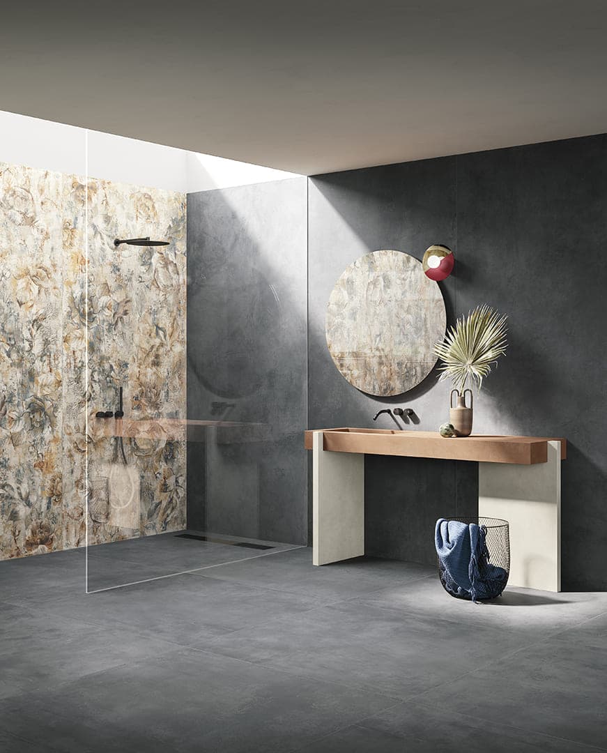 Bagno moderno con pavimento grigio Timeline di Del Conca, ampia doccia in vetro e lavabo minimalista in legno.