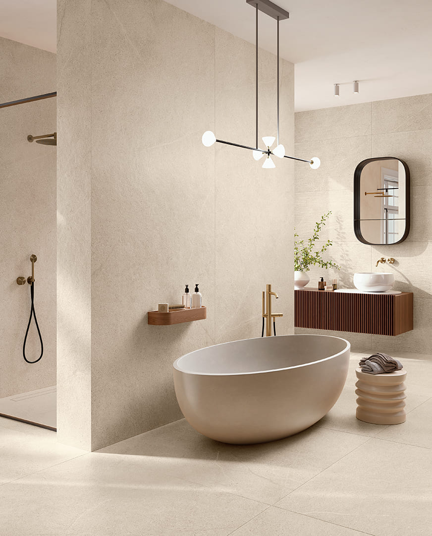 Bagno moderno con vasca ovale freestanding, piastrelle Ceramica Del Conca Sensoria ed elegante doccia walk-in.