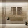 Bagno moderno con pareti e pavimento in marmo beige, doppio lavabo sospeso, box doccia in vetro e arredi in stile minimalista.