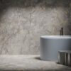 Bagno in stile minimalista con piastrelle grigie della Ceramica Del Conca, vasca moderna e tavolino di design in metallo.