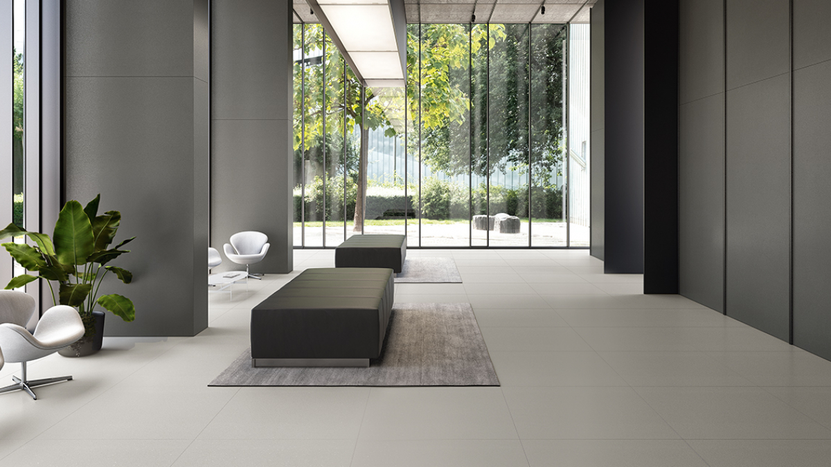Living contemporaneo con grandi lastre in gres porcellanato grigio